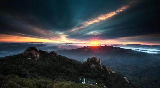  2018-09-23，辽宁千山风景区。旭日东升，黎明的曙光已现，我怎能不热爱生活？作者：吹雪