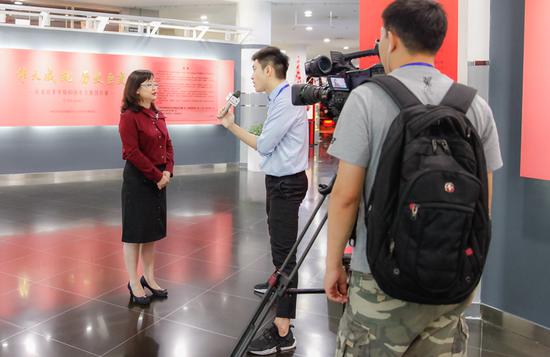 中国文化旅游摄影协会秘书长杨新丽接受媒体采访