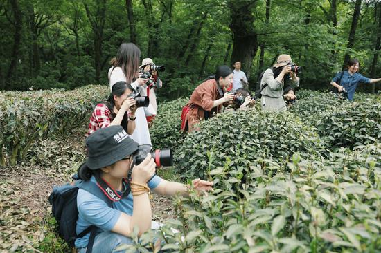 闺蜜们拍摄茶乡之美