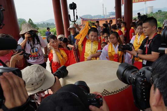 当地幼儿园学童在长泰县文庙开蒙击鼓。