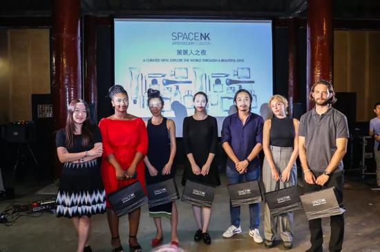 ▲ SpaceNK市场部副总裁魏丽丽女士与六位新锐摄影奖评委合影(马谚宇/摄)