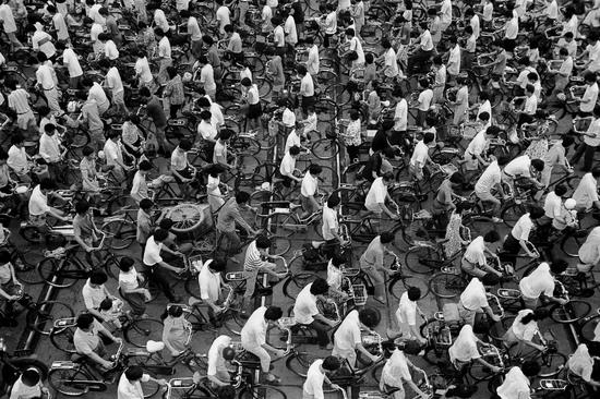 1991年，上海，骑着自行车的人群-王文澜