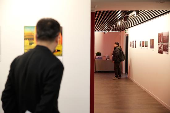 中国摄影图书榜入榜图书展现场，与会者观看展出作品。杨佳 摄
