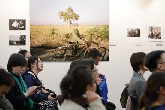 中国摄影图书榜入榜图书展现场，与会者认真聆听分享会。杨佳 摄