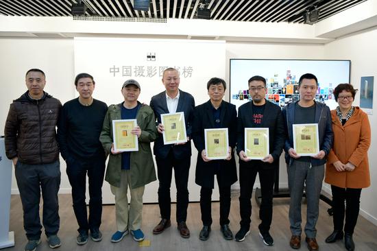 第三届中国摄影图书榜“年度摄影集”入榜者接受荣誉证书。周星宜 摄