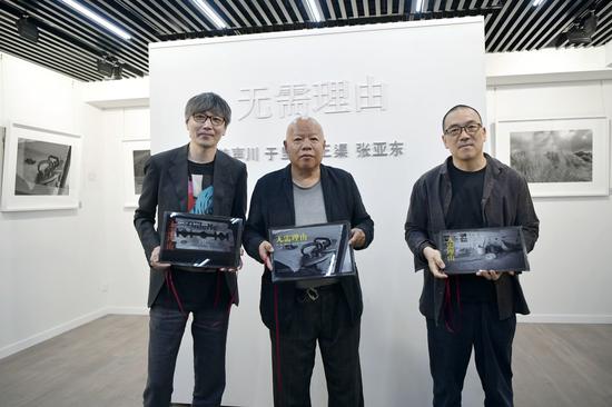 张亚东、于坚、段正渠（从左至右）共同接受参展纪念品 周星宜 摄
