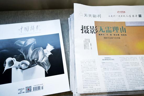 展览现场，陈列着《中国摄影》2019年5期与《北京青年报》整版报道 周星宜 摄