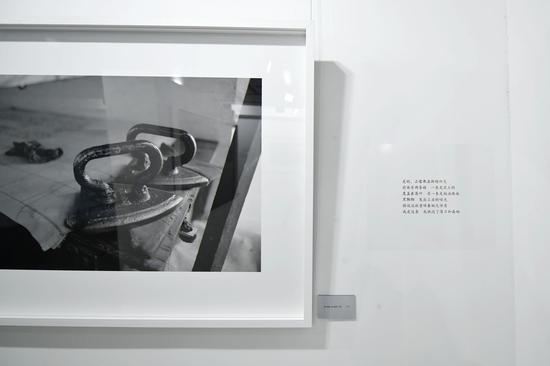 于坚作品旁同时展出他的代表诗作 周星宜 摄