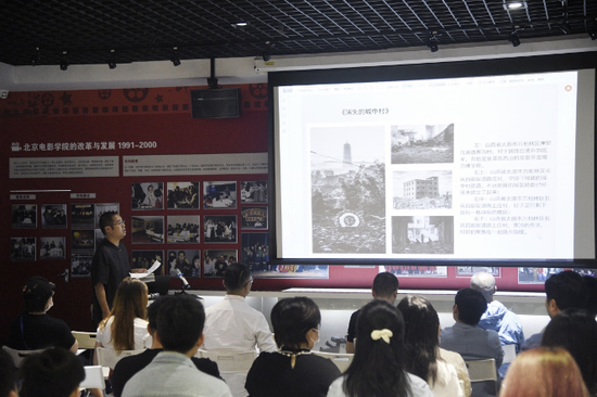 攝影學院畢業班班主任吳毅副教授介紹畢業生創作情況