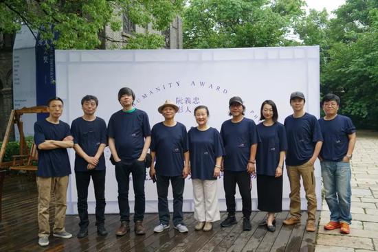 △ 阮义忠伉俪与评委合影。(从左至右:魏壁、刘立宏、苏庆强、阮义忠、袁瑶瑶、鲍利辉、黄亚纪、严志刚、严明)