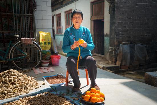 削柿子皮的老母亲 2014年 陕西合阳