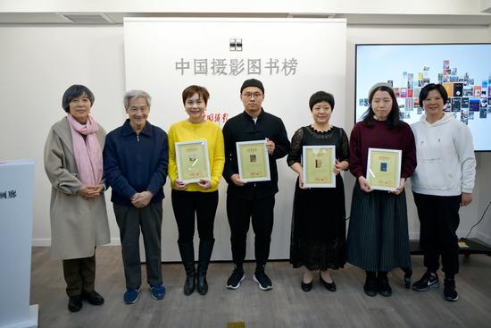 第三届中国摄影图书榜“年度摄影器材技术图书”“年度自制摄影图书”入榜者接受荣誉证书。周星宜 摄