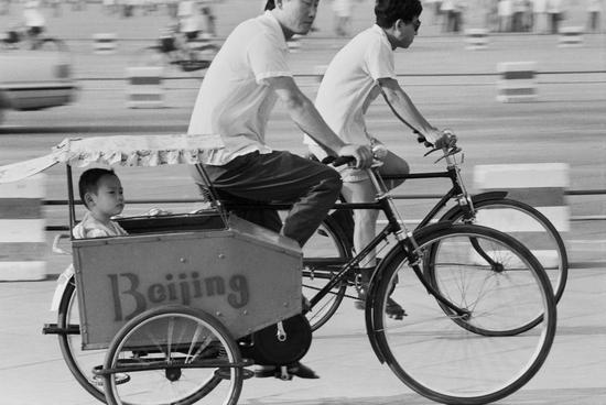 1981年，行驶在北京长安街上的自制儿童斗车--刘英毅