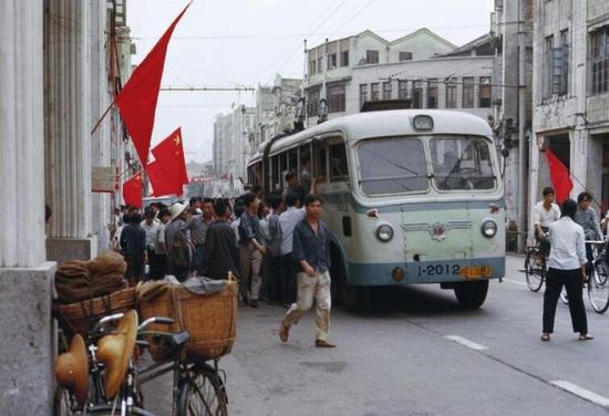 1976 年 5 月 4 日，广州 中心大街的一个拥挤的公共汽车站。
