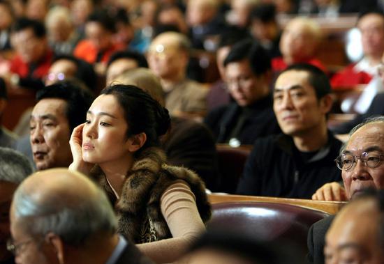 2007年,北京全国政协会上,不经意间抓到一张巩俐和张艺谋同框听会的照片。观看、再观看,会发现更多有意味的画面。有时摄影也靠运气。