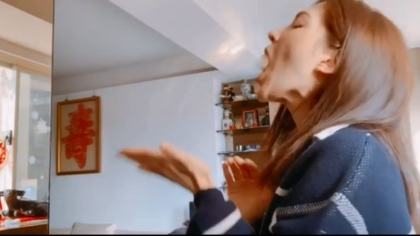 右手轻敲左手腕后,只见汤圆一弹,就直接弹进了嘴里。