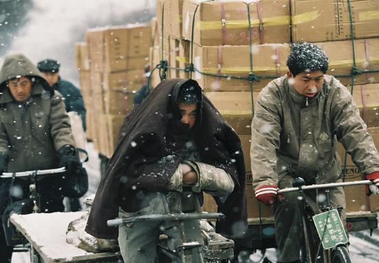 1998年初,北京大雪,民工蹬着三轮车送货。多年后我拍下《总理为民工讨工钱》。能用摄影为民工和民众做点实事感到欣慰