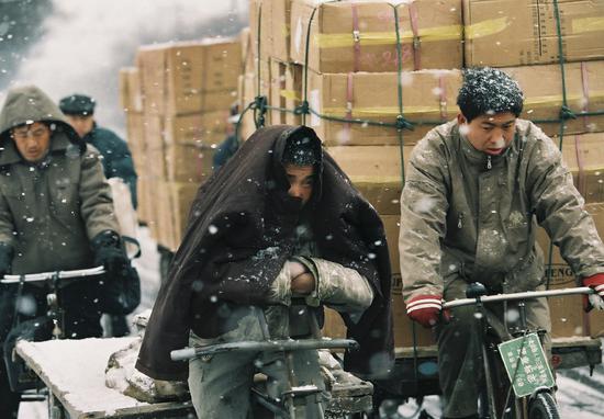 1998年初，北京大雪，民工蹬着三轮车送货。多年后我拍下《总理为民工讨工钱》。能用摄影为民工和民众做点实事感到欣慰