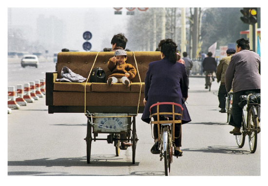 长安大街购买沙发的三口一家人 北京 1984