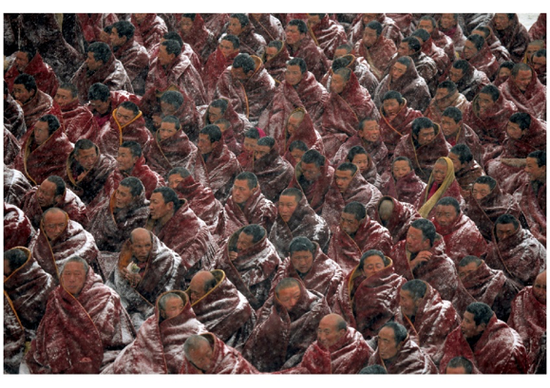 《Heedless of a blizzard, monks await the morning prayers。 Labrang Monastery, Tibet》