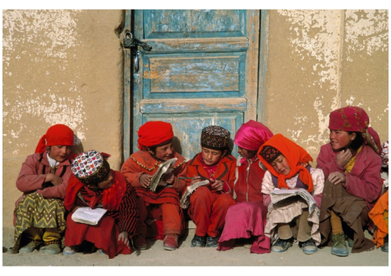 《Tajik children review class notes before school。 Xinjiang, China》