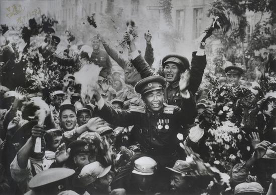 《欢送志愿军回国》1958年，朝鲜咸兴北道沙里院大街，吕厚民摄