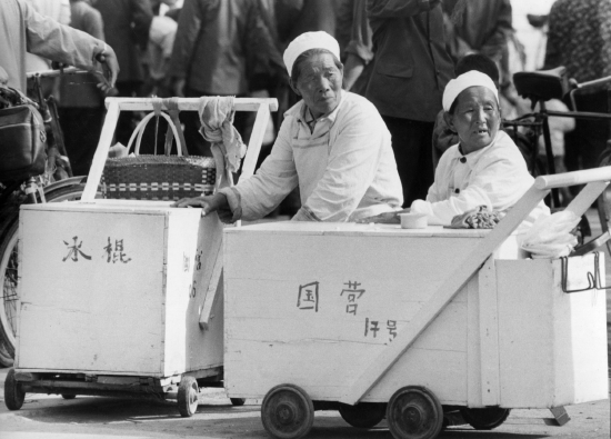 北京 前门大街上卖冰棍的流动车 1978