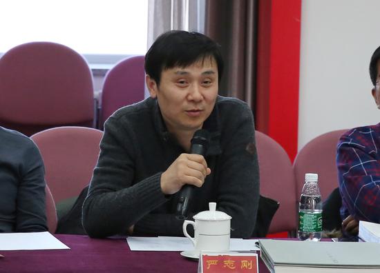 ?#29616;靖?#22312;研讨会上发言。摄影:徐申