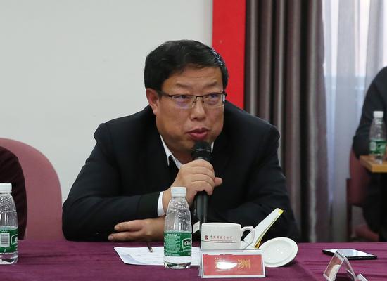 ?#28210;?#22312;研讨会上发言。摄影:徐申