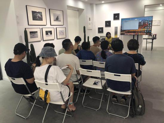 　　7月13日下午3点至5点，“异卵共生”参展艺术家兼画廊教育负责人何博在分享会上，由《从此没人和你说话》，谈现成照片的再创作。通过挪用、原创和观看者的权力、日常与业余、档案与记忆三方面分享关于现成照片再创作的关键问题。