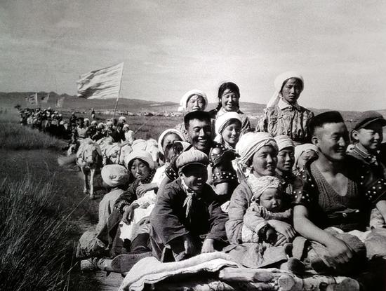 （1970年，内蒙古锡林郭勒盟草原牧民在去那达慕大会的路上-新华社记者 宝音朝克图 摄）
