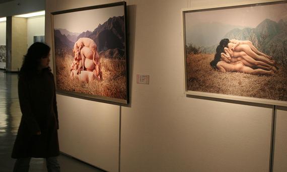 2010年，武汉美术馆，《你西我东——中国当代艺术展》现场。左为《我也爱当代艺术》，右为《为无名山增高一米》。
