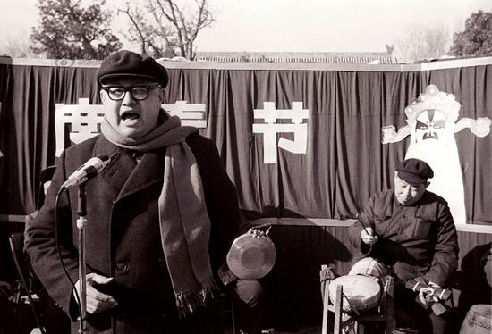京剧清唱，摄于1986年2月。
