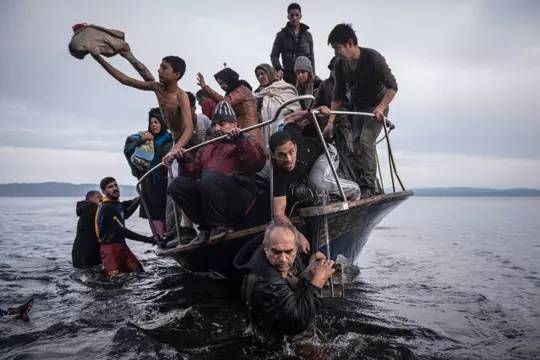 2015年11月6日，难民乘船抵达斯科拉，船上坐了150人