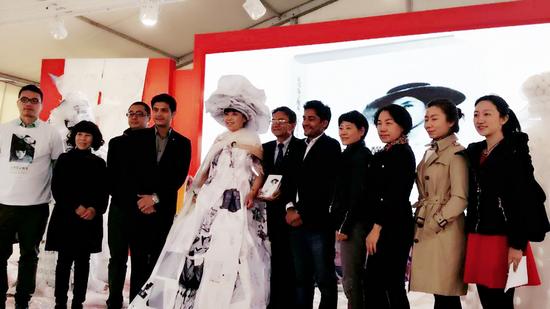 孔宁《请在我身上取诗歌》装置作品亮相北京_新浪新闻