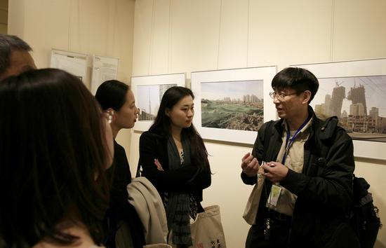 八十年代留学美国的曾璜（右）与参展者们交流