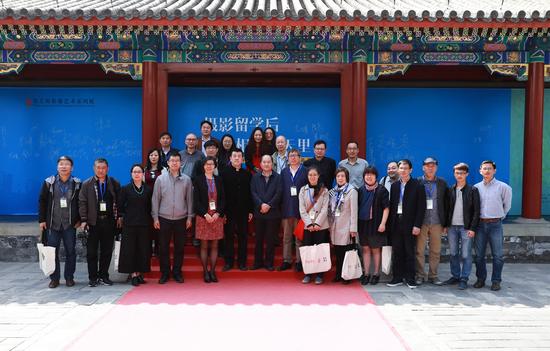 “摄影留学后”展览现场，与会专家和嘉宾合影