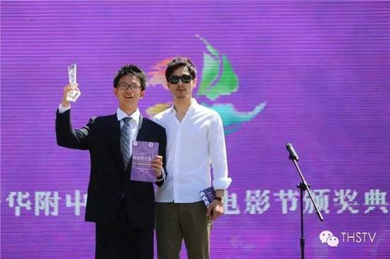 著名影星李光洁为微电影节最佳男演员颁奖