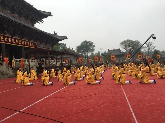 来自东莞台商子弟学校的学生在拜祖仪式上表演“八佾舞”。