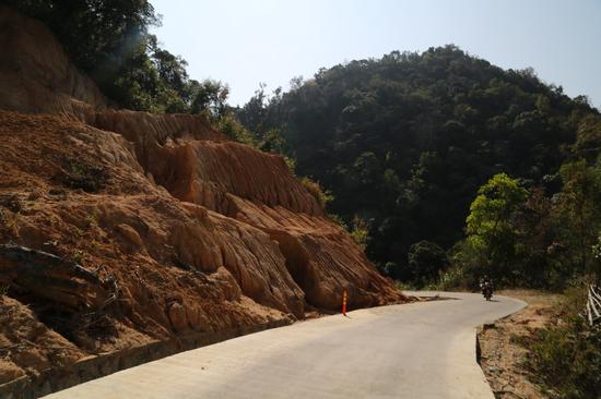 进毛招村的道路。