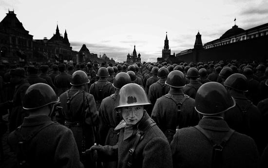 《回眸》

2008年11月7日，俄罗斯士兵身着二战时期样式的军装在莫斯科红场参加阅兵仪式，纪念1941年11月7日的红场阅兵式举行67周年。摄影：沈伯韩