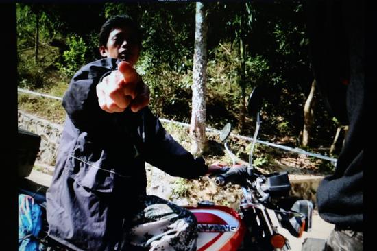 毛招村的“截访”村民（视频截图）。