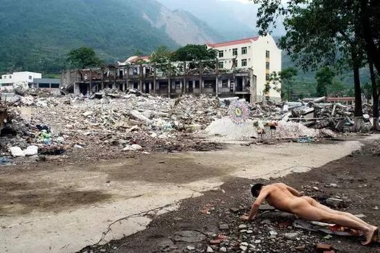 《那一刻》2008年5月12日14：28 汶川大地震 作品1号