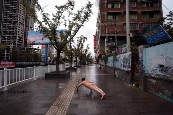 《那一刻》2012年11月16日毕节市5名留守儿童垃圾箱内死亡事件 作品1号