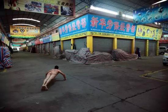 《那一刻》2011年10月13日下午5点30分 广东佛山 “小悦悦事件”作品1号