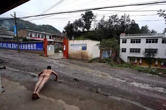 《那一刻》2015年5月5日贵州毕节小学校长性侵6名幼女一审获死刑