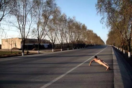 《那一刻》2011年11月16日9时15分许甘肃正宁重大校车交通事故 作品1号