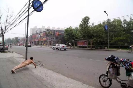 《那一刻》2013年7月23日 北京 因争执摔死女童事件