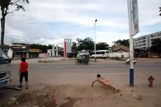 《那一刻》2013年5月13日 海南万宁 校长带女生开房案