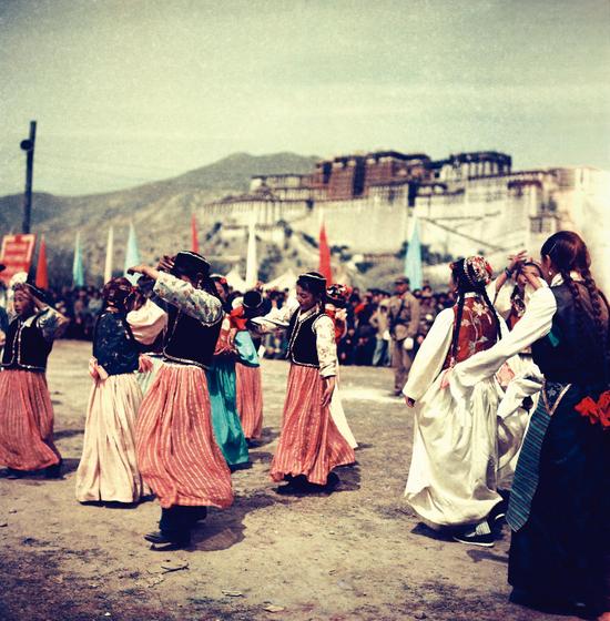 《国庆十周年藏族少年跳新疆舞》1959年，拉萨，蓝志贵摄，中国美术馆个展作品。